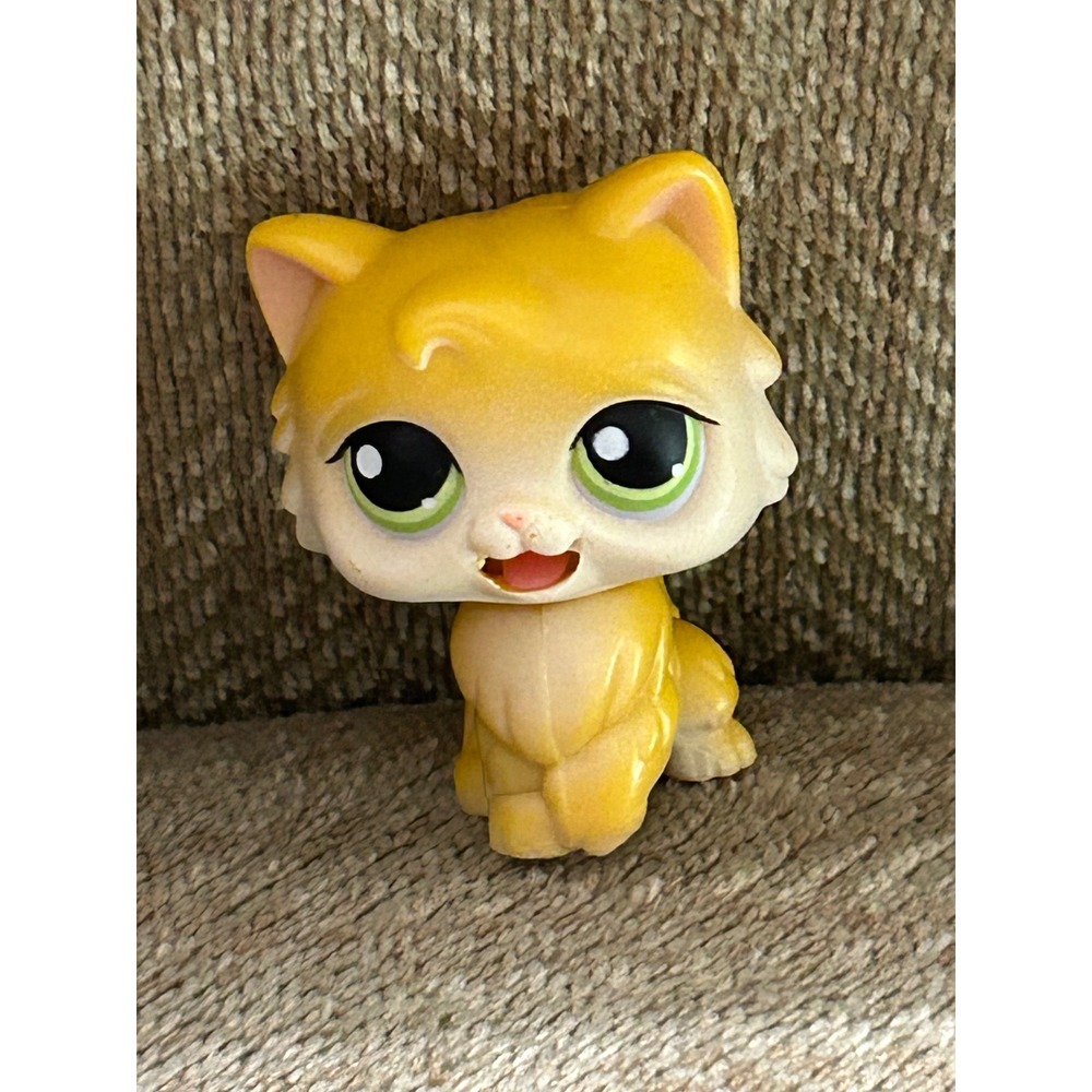 Hasbro Littlest Pet Shop 064 Persian Cat Yellow Orange Green Eyes Magnet 2005